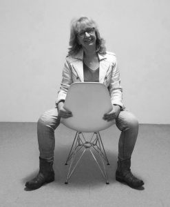 Dagmar auf dem Stuhl Schwarz Weiß